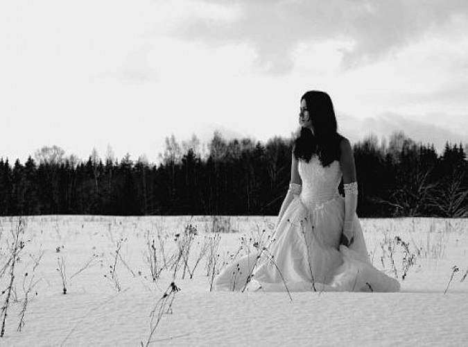 Полу негритянка. Фотосессия в зимнем поле. Девушка в снегу. Зимняя фотосессия в белом платье.